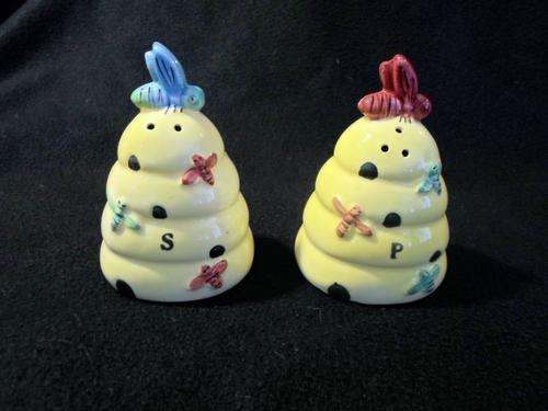 Bee Hive salt and pepper shaker set - Stunningly Cute - Bid Now !!